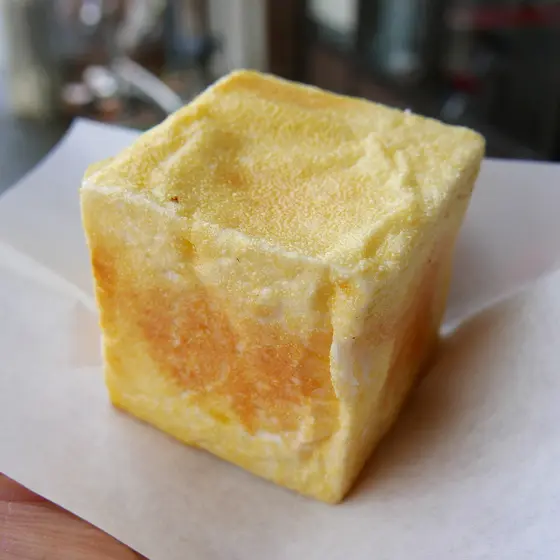 なにこれ？見たことがない菓子