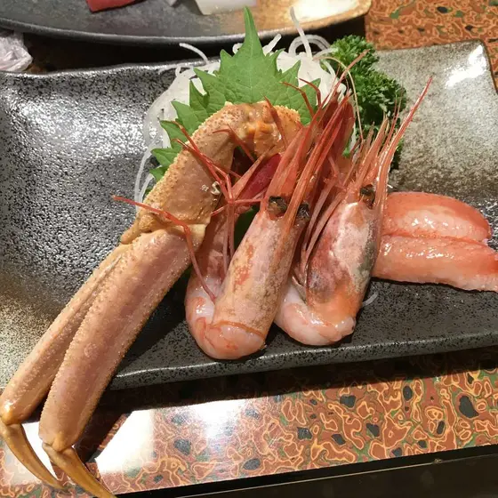 カニとエビの刺し身