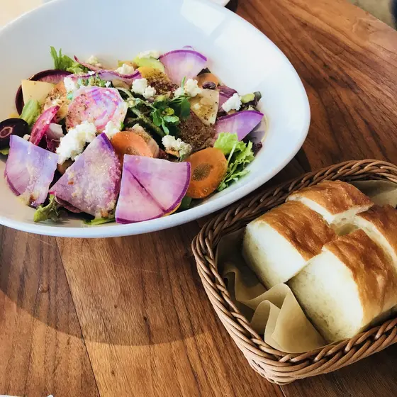 サラダとパンにメイン料理を選びます