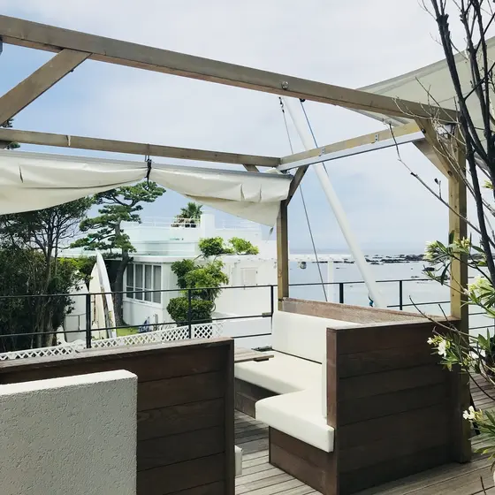 外のテラス席はお天気いい日は最高です☀️