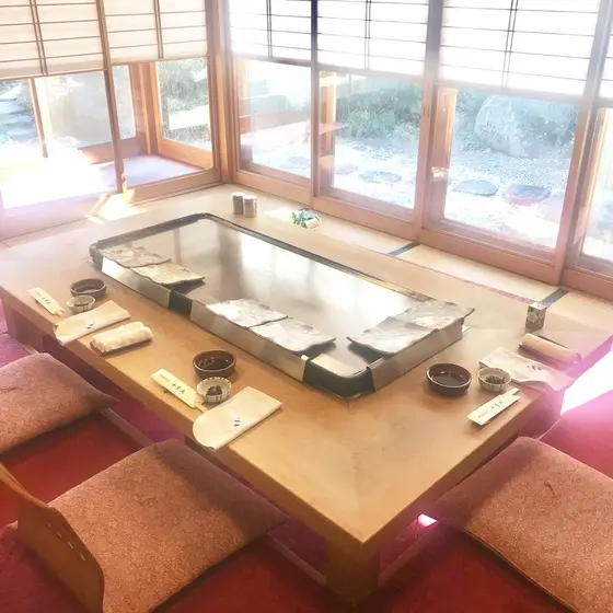 雪見障子からお庭とお庭の池