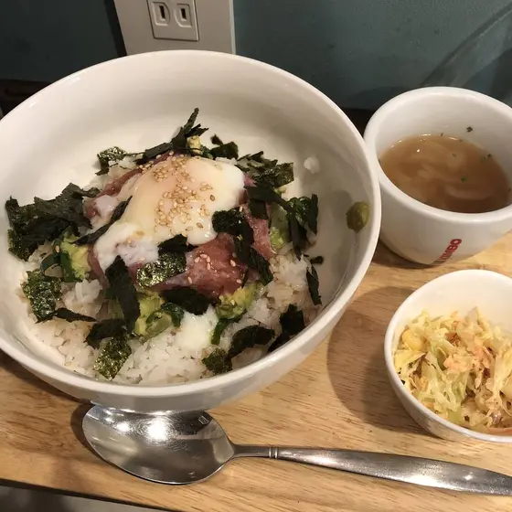 温玉ねぎマグロユッケ丼ランチ600円