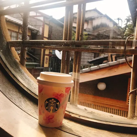窓辺のベンチからの景色もいい感じ