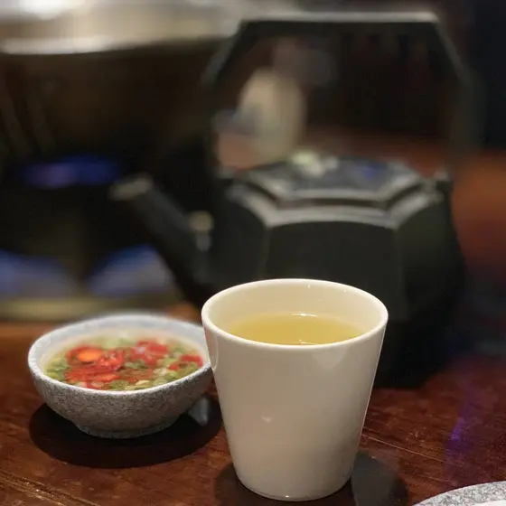 テーブルにセットされていたお茶とフリーのつけダレ