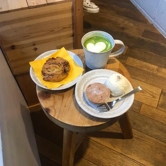 ホットビスケットと苺チーズケーキ
