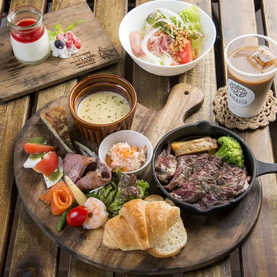 PREMIUM BOSCO プレートランチ（1429円＋税）