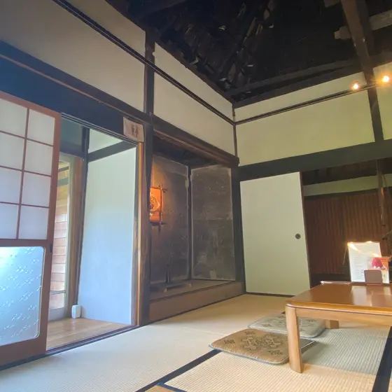 店内は畳と縁側の席があります。