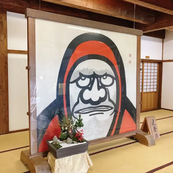 すごい表情の達磨さん