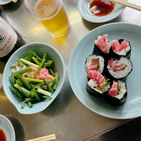 左）貝とカニ酢物      右)トロ鉄火