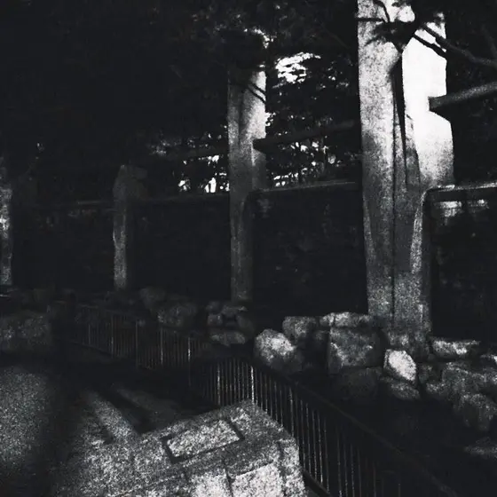 滝のように壁を流れ落ちる水