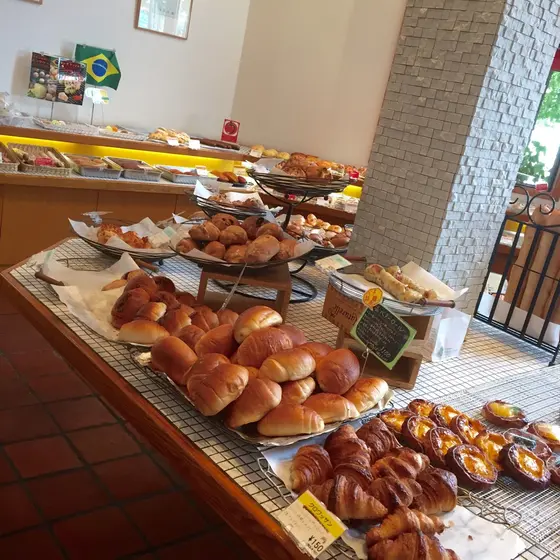 明るい店内にたくさんのパン♪