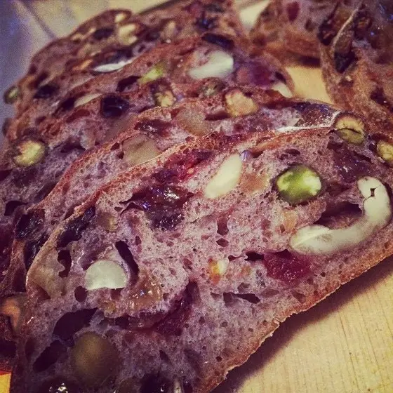 お店一番人気のパン「パン オ フリュイ ルージュ 」