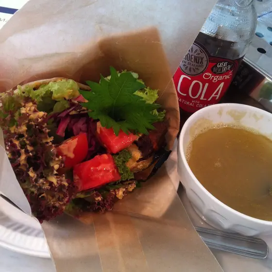 ファラフェルサンドとレンテスープ