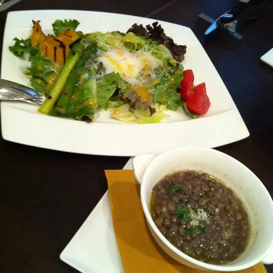 前菜のサラダとスープ