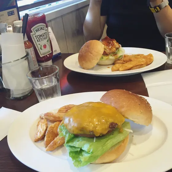 手ごねハンバーグのハンバーガー