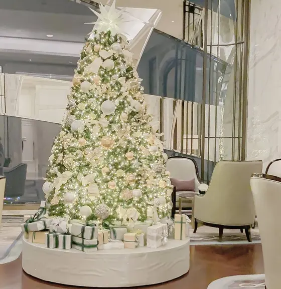 エレベーターエントランスにはツリーが🎄