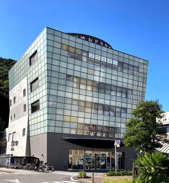 眉山のふもとにそびえる