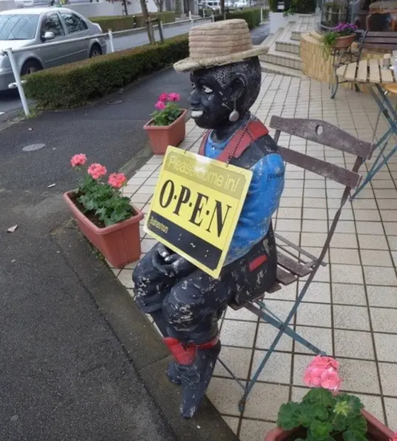 店のOPENを知らせる黒人の彼がお店の目印