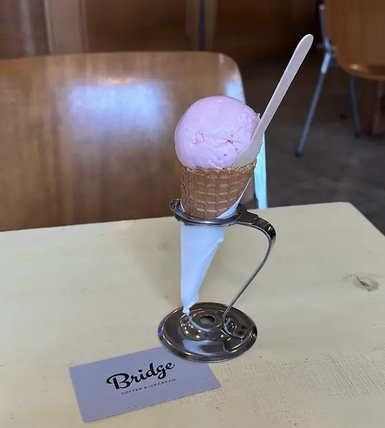 アイスクリーム(シングル) ストロベリー コーン