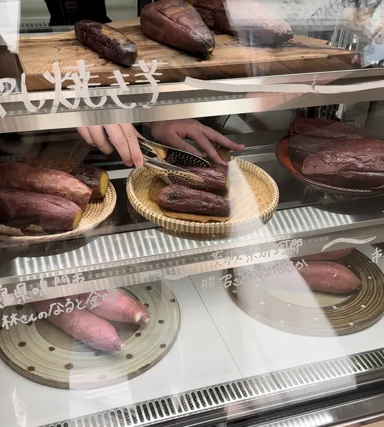 ショーケースに沢山のお芋！