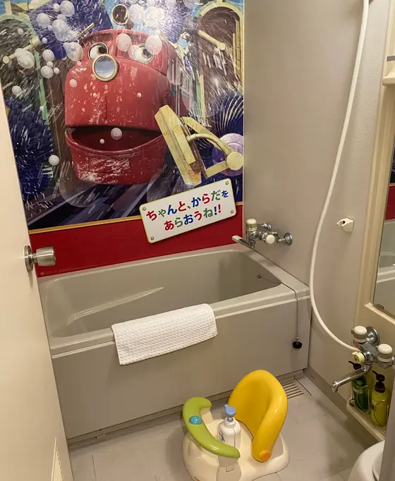 お風呂場の壁には大きなウィルソン！
