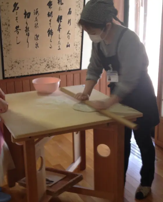 そば打ち体験の様子