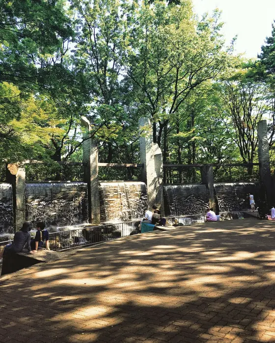 滝のように壁を流れ落ちる水