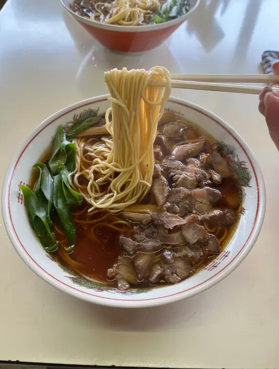 細麺でスープと麺がよく絡んで美味しい🍜