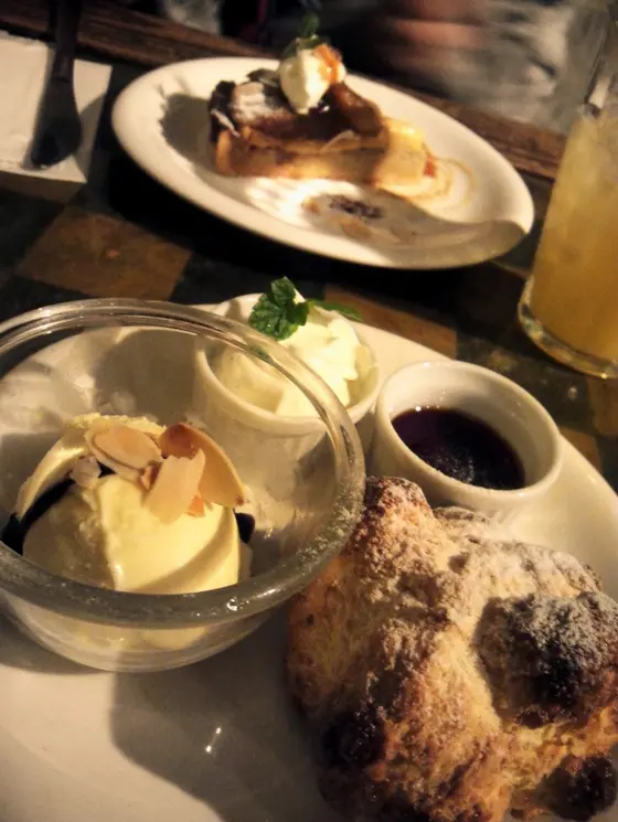 スコーンやミニパフェ、ケーキなど…