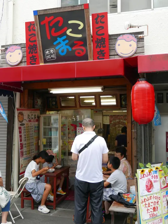 お店の外テーブルで地元の方が食べています