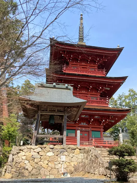 朱塗りが美しい三重塔