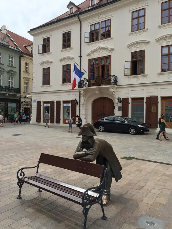 広場にあるベンチ