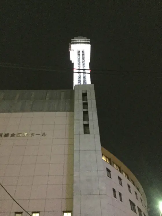 夜にはライトアップ