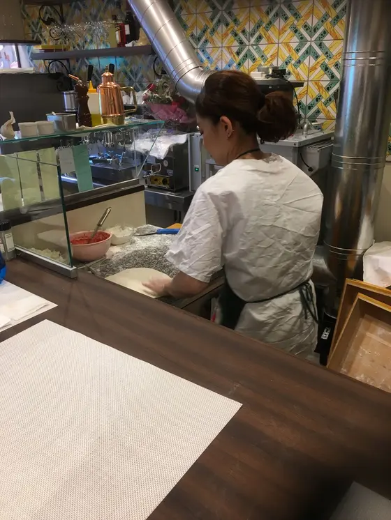 目の前で