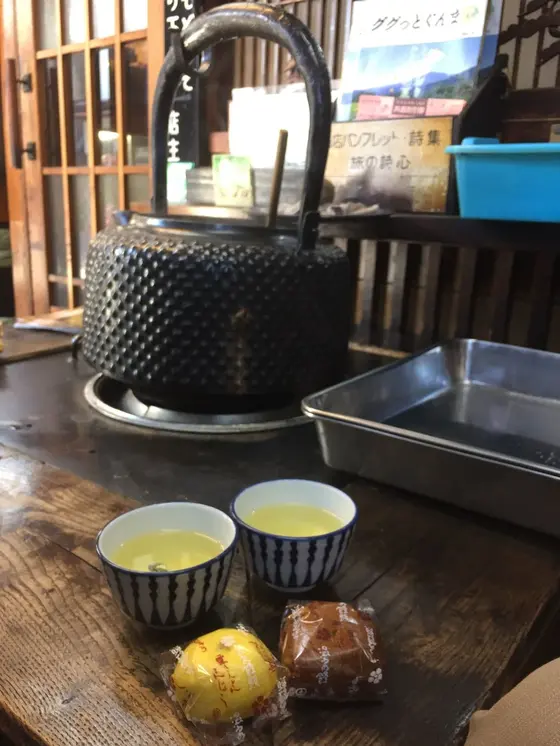 お茶とおまんじゅうでほっこり。
