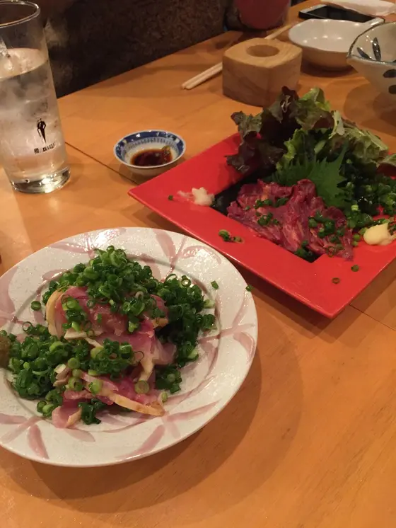 鶏たたき、馬刺しまである！！
