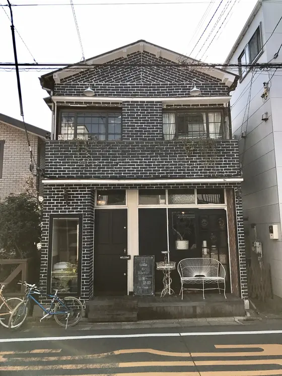 お店は一軒家の一階