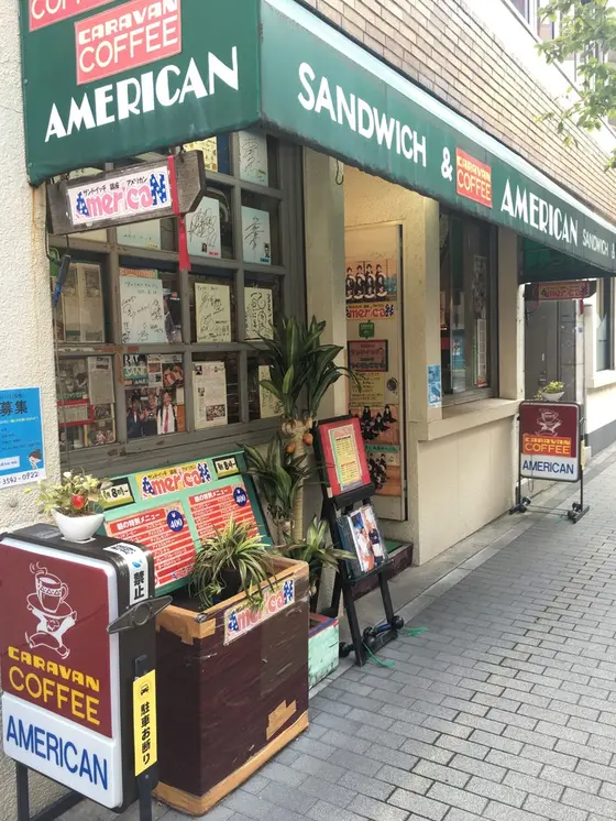 お店の窓には俳優のサインがたくさん！