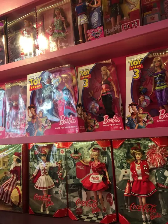 飾ってあるバービー人形たち♡