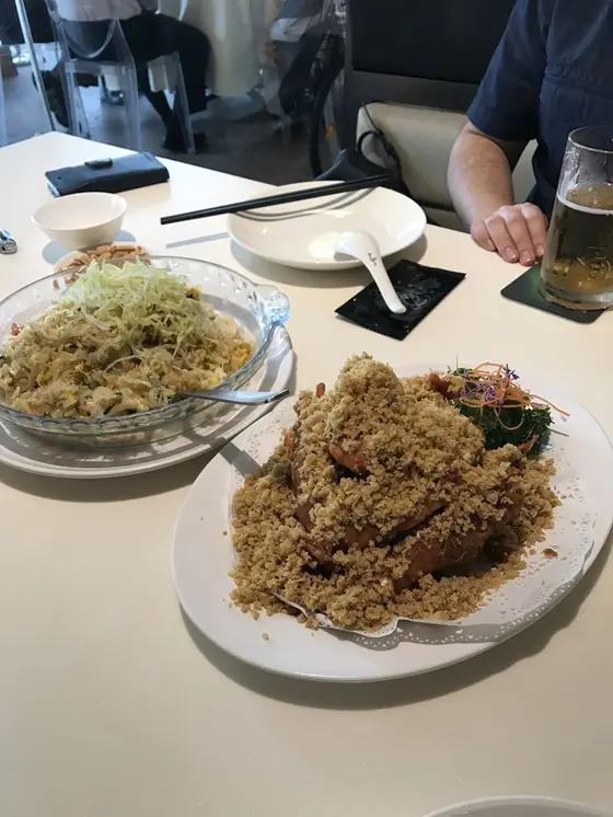 炒飯とエビの揚げ物