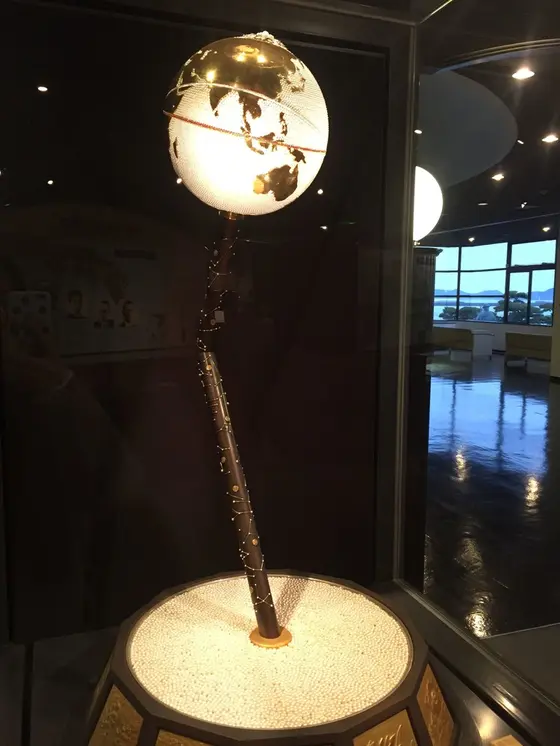 パールで出来た地球儀