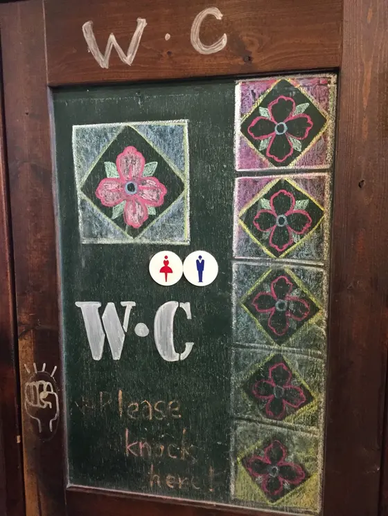 お手洗いのドア