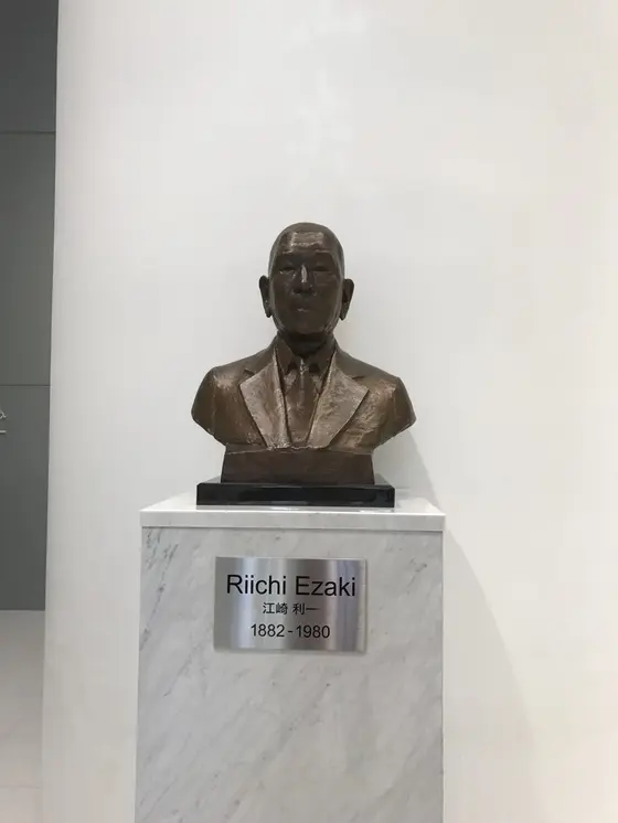 創業者 江崎利一氏の銅像