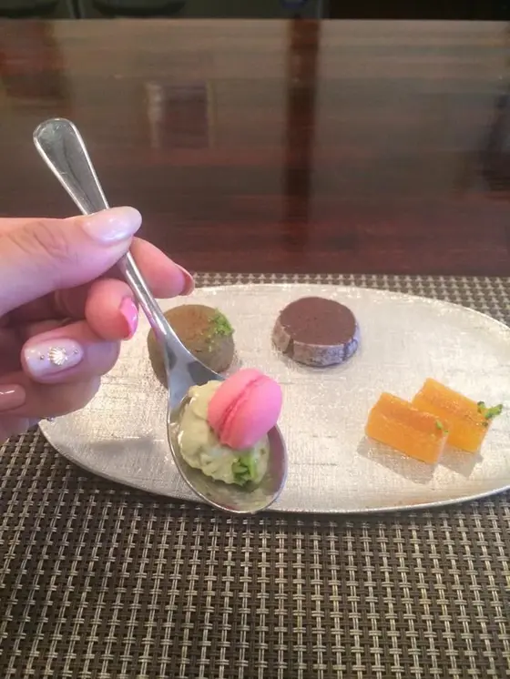 デザートコースの最後にだされるスイーツ