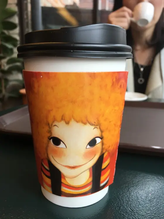 紙カップまでも可愛い。スリーブはお持ち帰り決定。