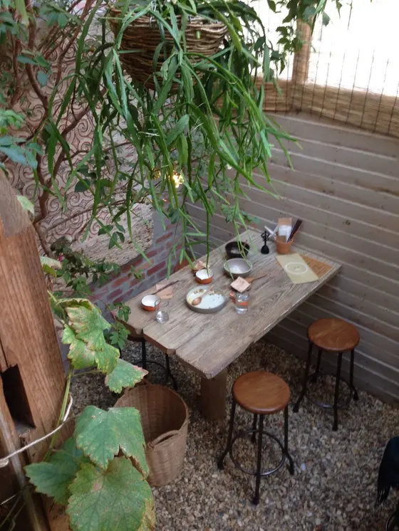 店内奥はサンルームの様な作りで地面が石なので外で食べている様な開放感ある席でお気に入り。
