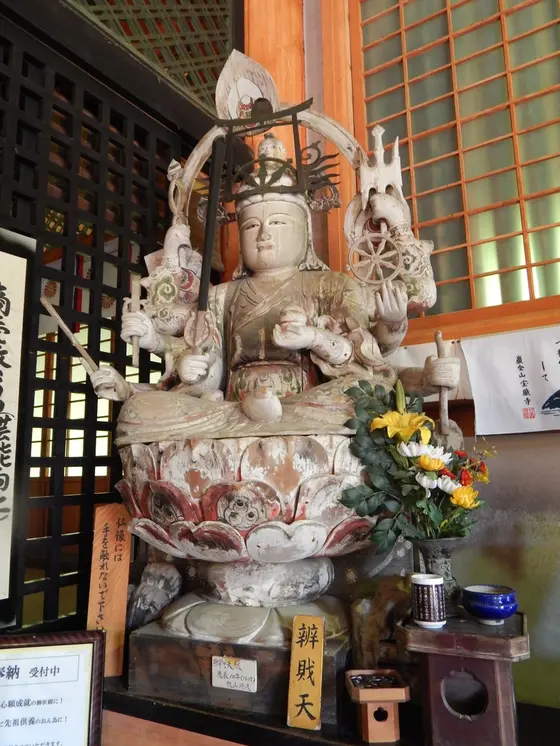お前立の弁才天さま（右）