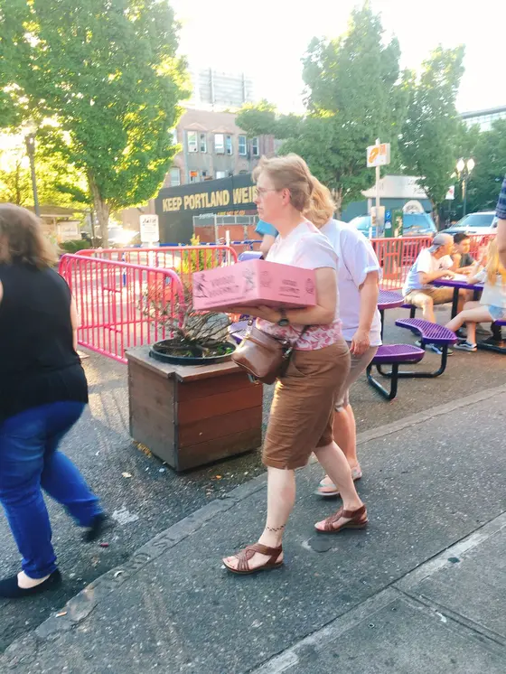 テイクアウトはこのピンクの可愛い箱に詰めてもらえます