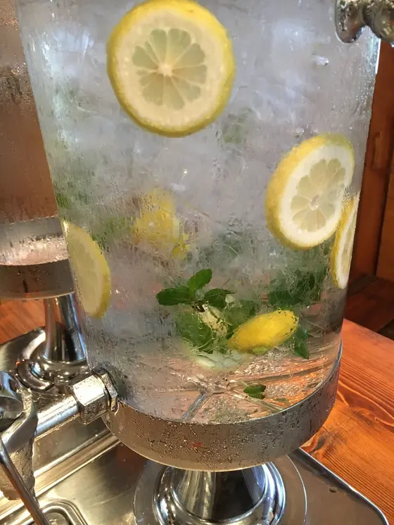 ご自由にお飲みください、のレモン水