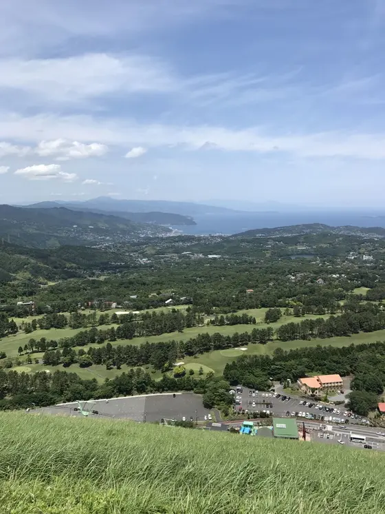 遠くに望む湾